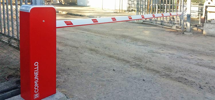 Шлагбаум на въезде на территорию частного предприятия Шлагбаум на въезде на территорию частного предприятия