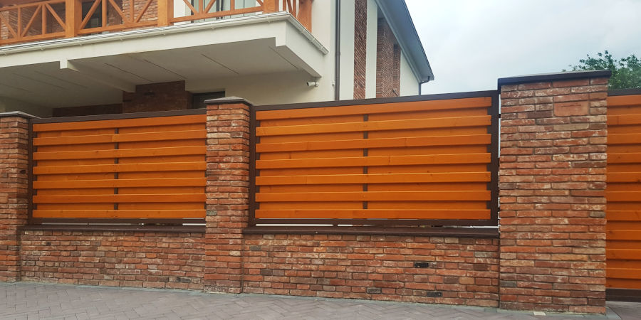 Дерево и кирпич до сих пор активно используются в изготовлении заборов