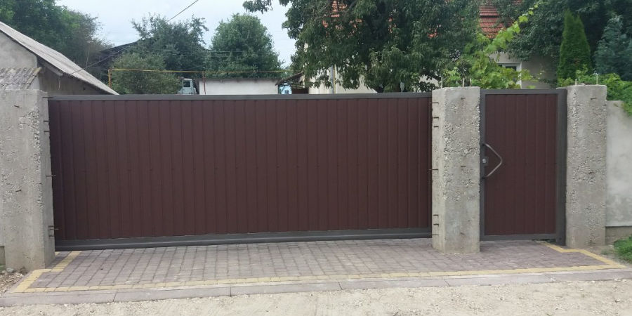 Калитка из металлопрофиля вместе с воротами позволяет закрыть происходящее во дворе от посторонних Калитка из металлопрофиля вместе с воротами позволяет закрыть происходящее во дворе от посторонних
