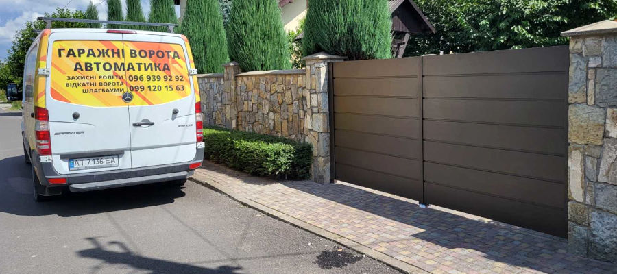 Забор для дома из камня впечатляет своим внешним видом и легко сочетается с любыми воротами Забор для дома из камня впечатляет своим внешним видом и легко сочетается с любыми воротами