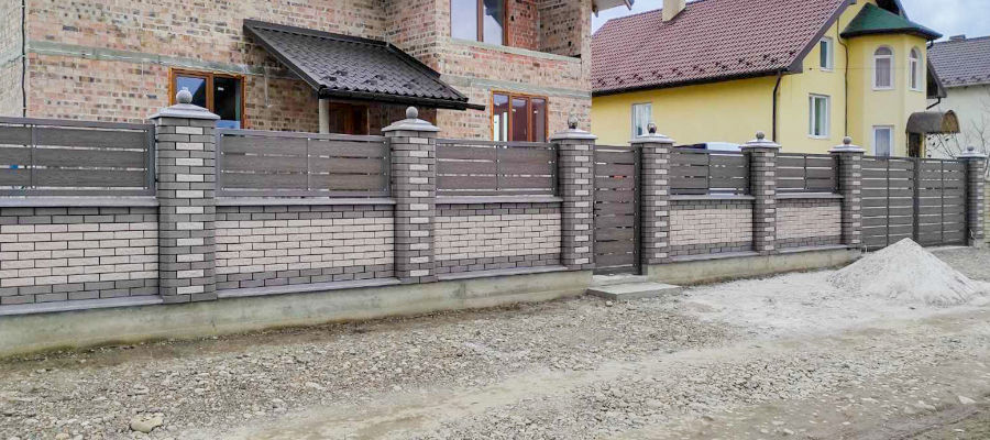 Муровані огорожі часто поєднують із секційними парканами Муровані огорожі часто поєднують із секційними парканами